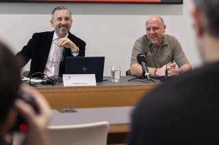 Frederic Favre, (à gauche, le chef du Departement de la sécurité, des institutions et du sport) et Nicolas Bourquin (le chef du Service de la chasse, de la pêche et de la faune) ont tiré le bilan de la présence du loup en Valais, en 2024. KEYSTONE/CYRIL ZINGARO